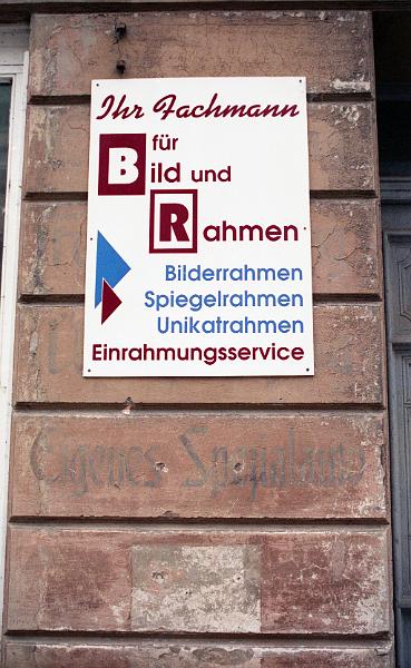 Stralsund, Mönchstr. 49, 30.9.1998.jpg - vor der Sanierung durch modernes Schild verdeckt